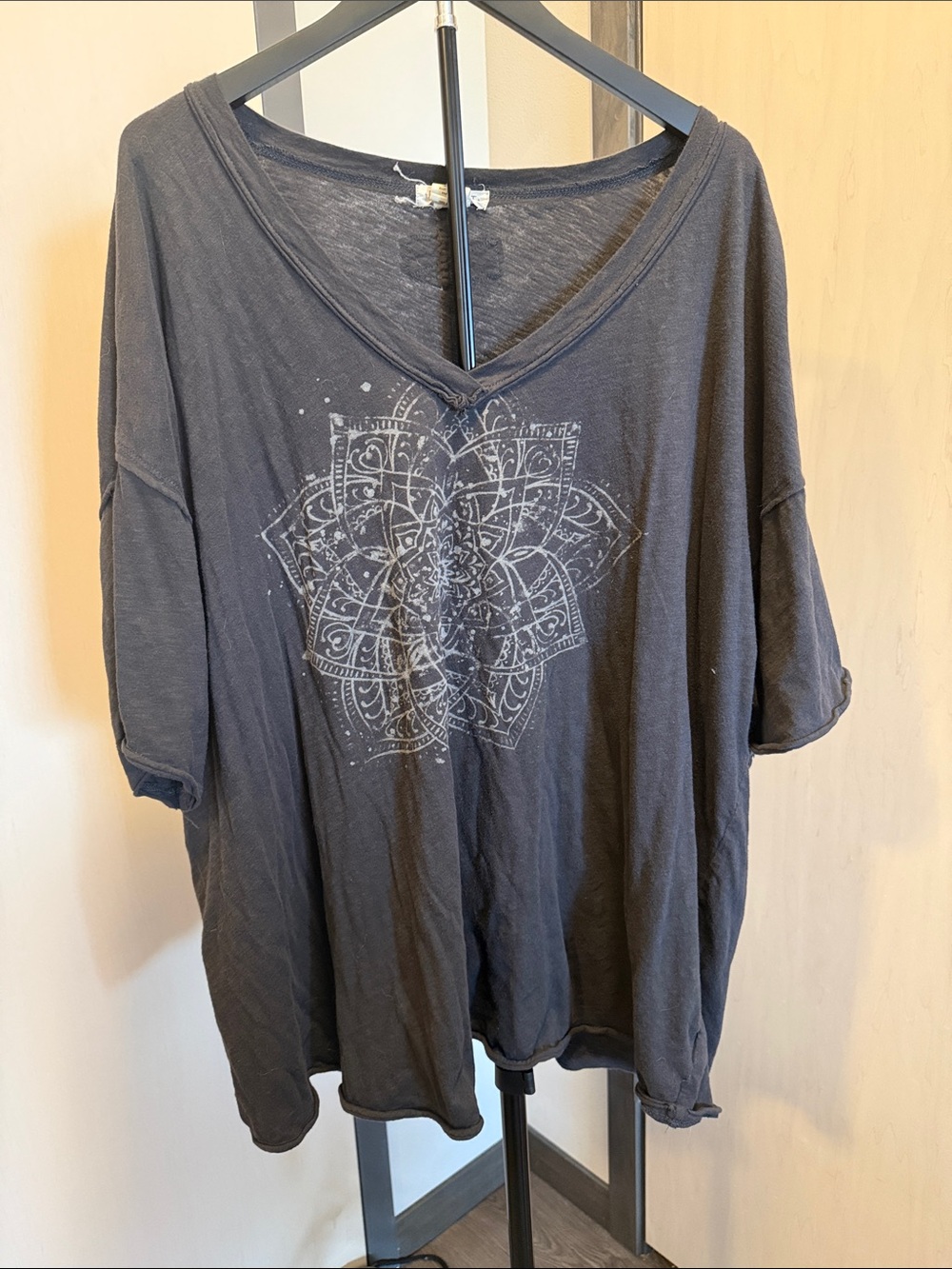 Torrid FESTI Black V-Neck Short Sleeve Tee with Mandala Graphic